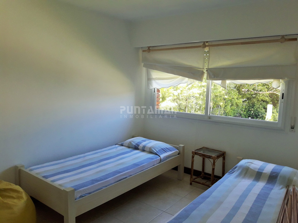 Apartamento ID.211898 - APARTAMENTO EN ALQUILER CERCA DE PLAYA BRAVA, DOS DORMITORIOS, TERRAZA COMODA CON PARRILLERO PROPIO, PISCINA DE USO COMUN , COCHERA Y PORTERIA.