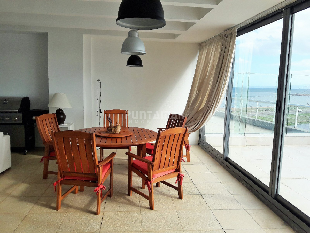 Apartamento ID.211775 - DIVINO DUPLEX DE TRES DORMITORIOS, AMPLIA TERRAZA Y UNA VISTA INCREÍBLE HACIA EL MAR