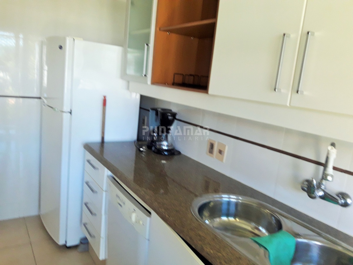 Apartamento ID.211898 - APARTAMENTO EN ALQUILER CERCA DE PLAYA BRAVA, DOS DORMITORIOS, TERRAZA COMODA CON PARRILLERO PROPIO, PISCINA DE USO COMUN , COCHERA Y PORTERIA.