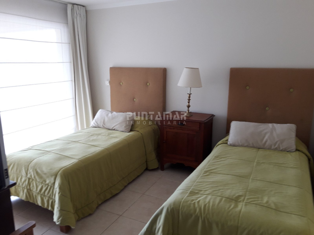 Apartamento ID.211699 - MUY LINDO APARTAMENTO FRENTE AL MAR, LIVING COMEDOR  AMPLIO CON  TERRAZA AL FRENTE Y PARRILLERO PROPIO.