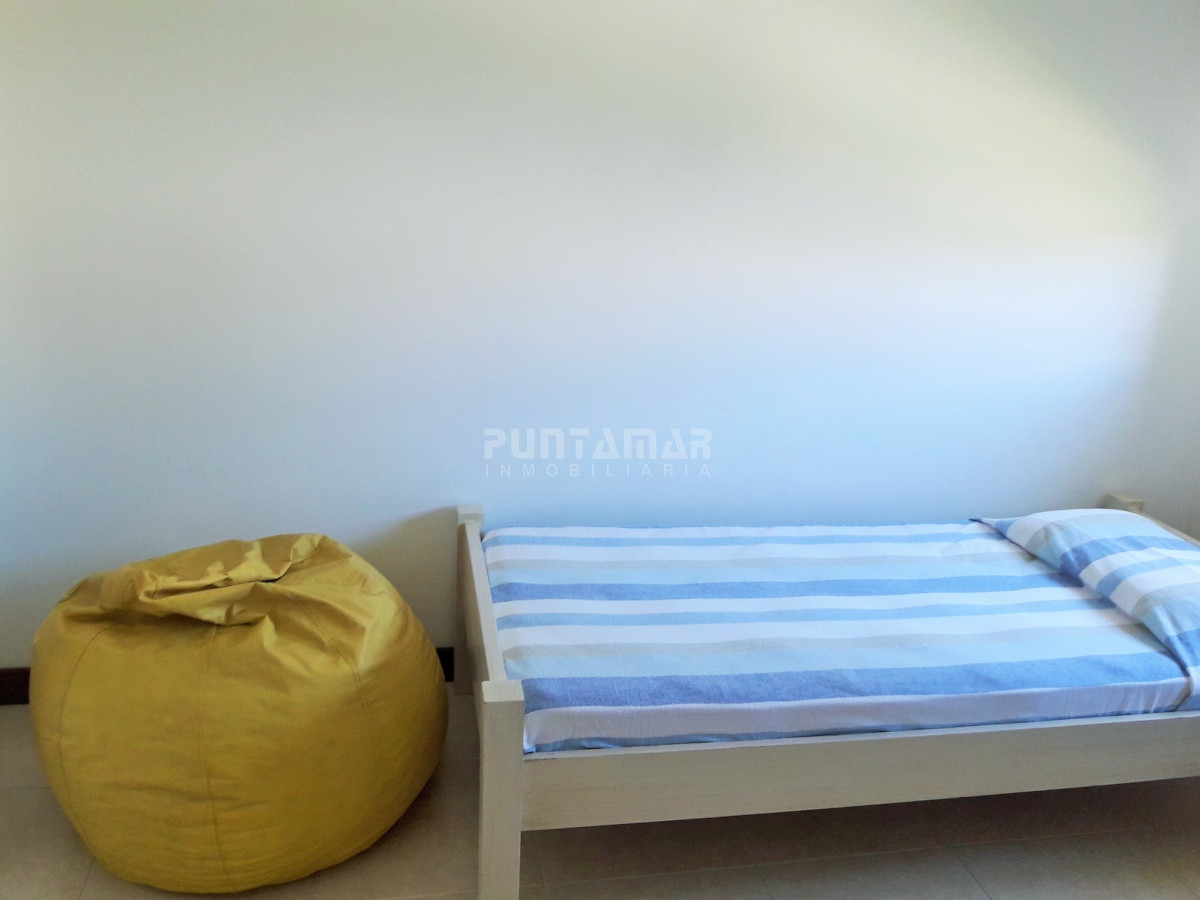 Apartamento ID.211898 - APARTAMENTO EN ALQUILER CERCA DE PLAYA BRAVA, DOS DORMITORIOS, TERRAZA COMODA CON PARRILLERO PROPIO, PISCINA DE USO COMUN , COCHERA Y PORTERIA.