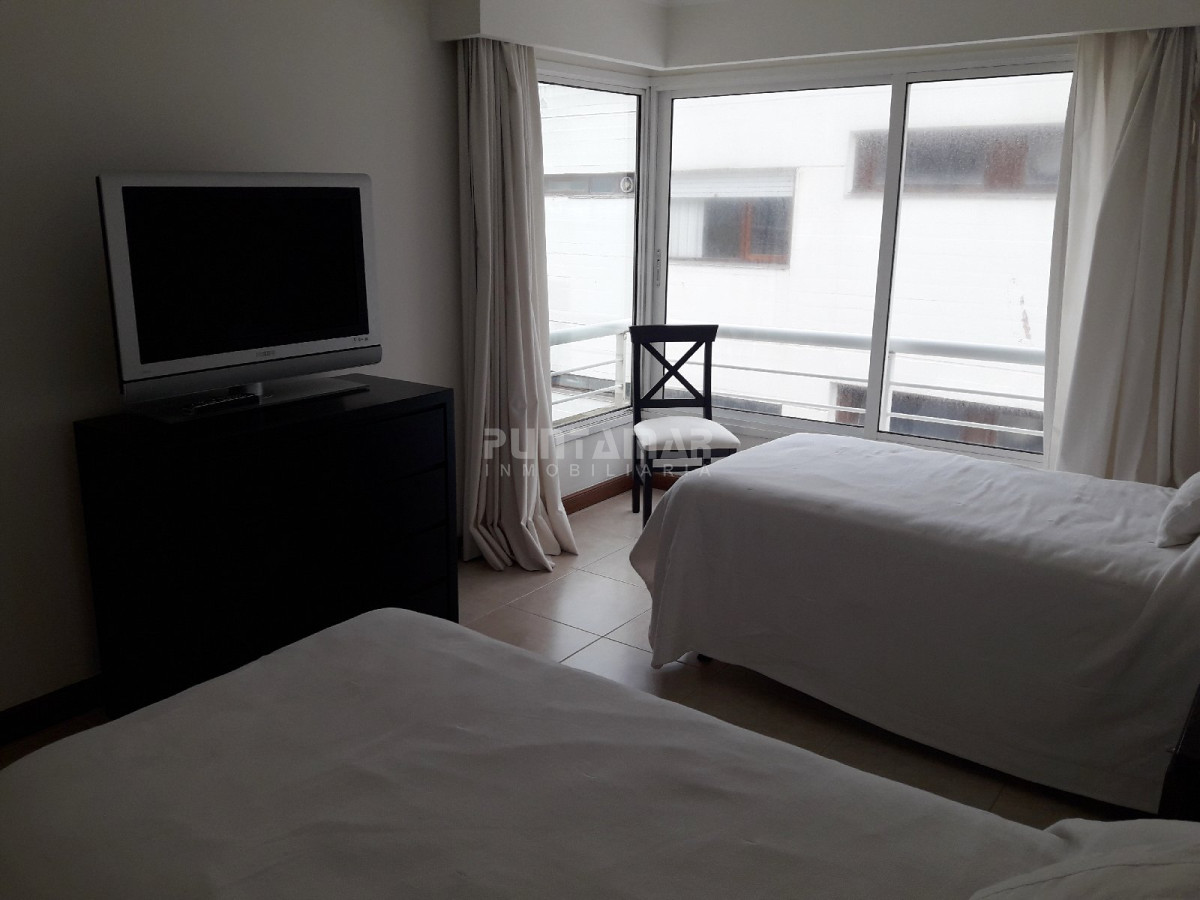 Apartamento ID.211700 - DIVINO PENTHOUSE SOBRE LA PLAYA BRAVA FRENTE AL MAR, TERRAZA DE USO EXCLUSIVO CON UN LIVING COMEDOR AMPLIO Y PARRILLERO PROPIO