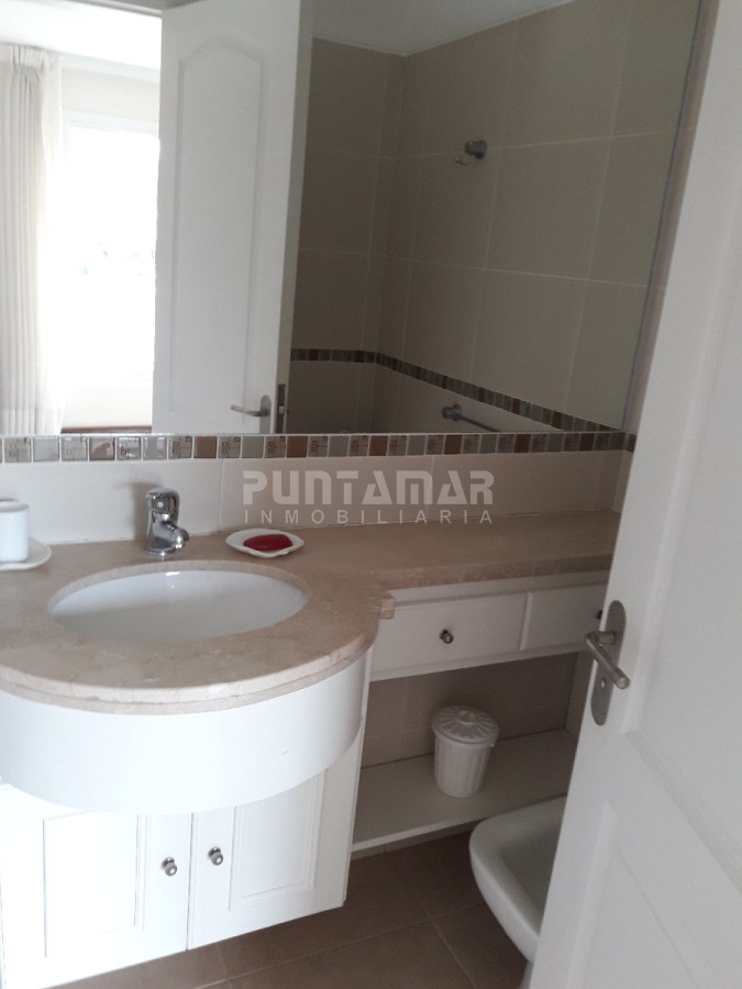 Apartamento ID.211699 - MUY LINDO APARTAMENTO FRENTE AL MAR, LIVING COMEDOR  AMPLIO CON  TERRAZA AL FRENTE Y PARRILLERO PROPIO.