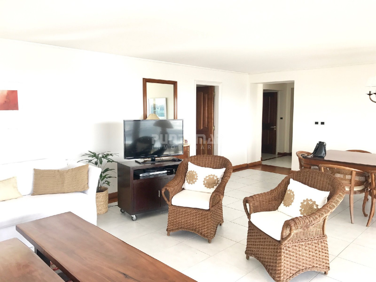 Apartamento ID.210198 - Muy bueno y amplio. Frente al puerto
