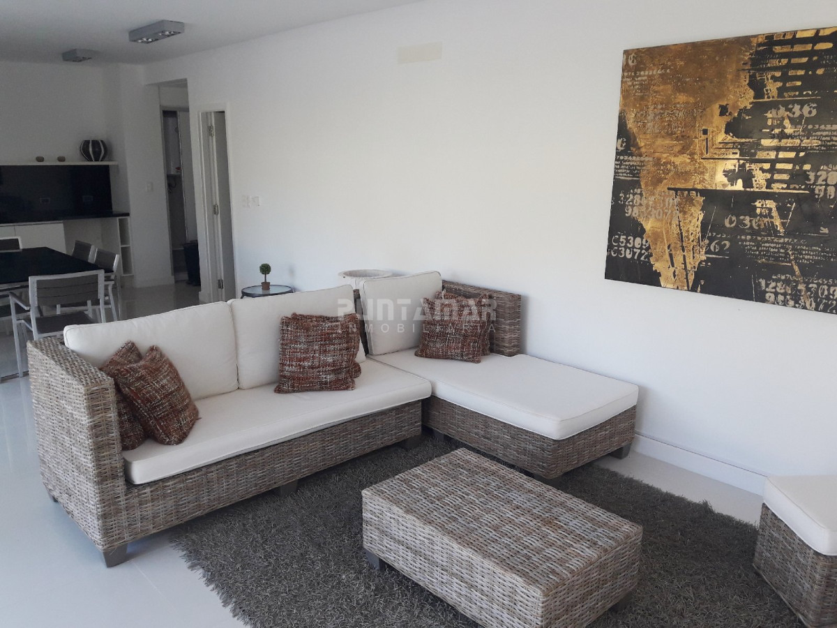 Apartamento ID.211707 - DUPLEX DE TRES DORMITORIOS, DOS TERRAZAS AMPLIAS , UNA DE ELLAS CON PARRILLERO PROPIO, UBICADO EN ZONA DE PLAYA BRAVA A METROS DEL MAR