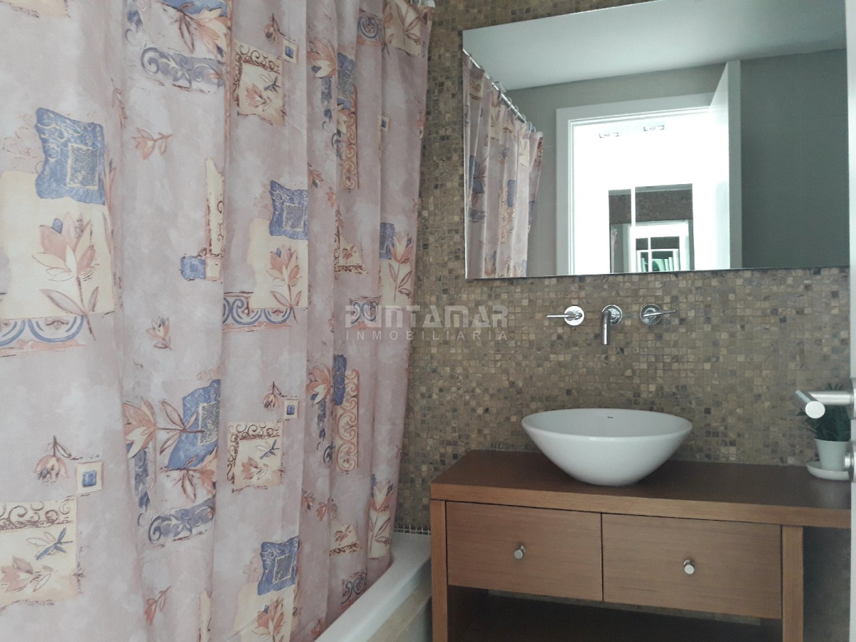 Apartamento ID.211707 - DUPLEX DE TRES DORMITORIOS, DOS TERRAZAS AMPLIAS , UNA DE ELLAS CON PARRILLERO PROPIO, UBICADO EN ZONA DE PLAYA BRAVA A METROS DEL MAR