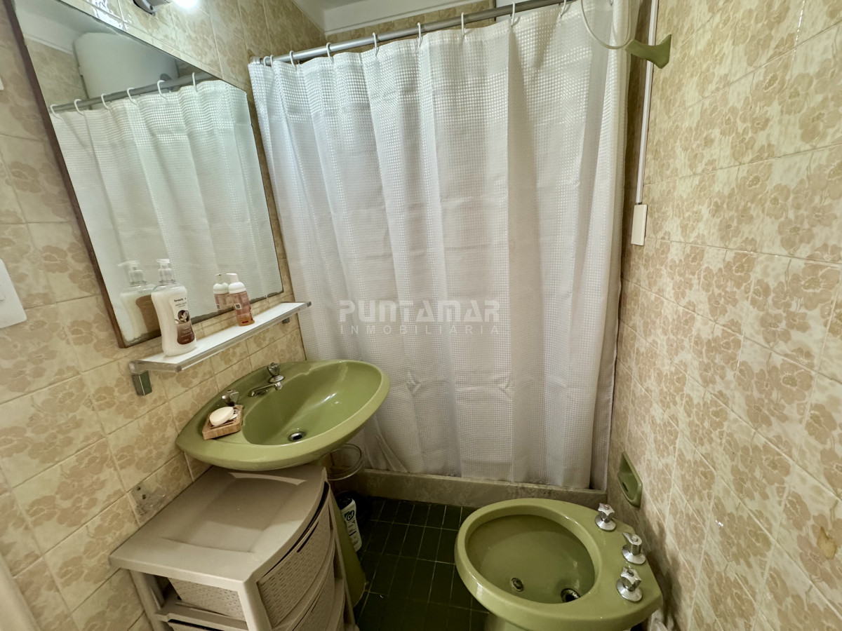 Apartamento ID.213808 - Departamento en edificio Karol en venta