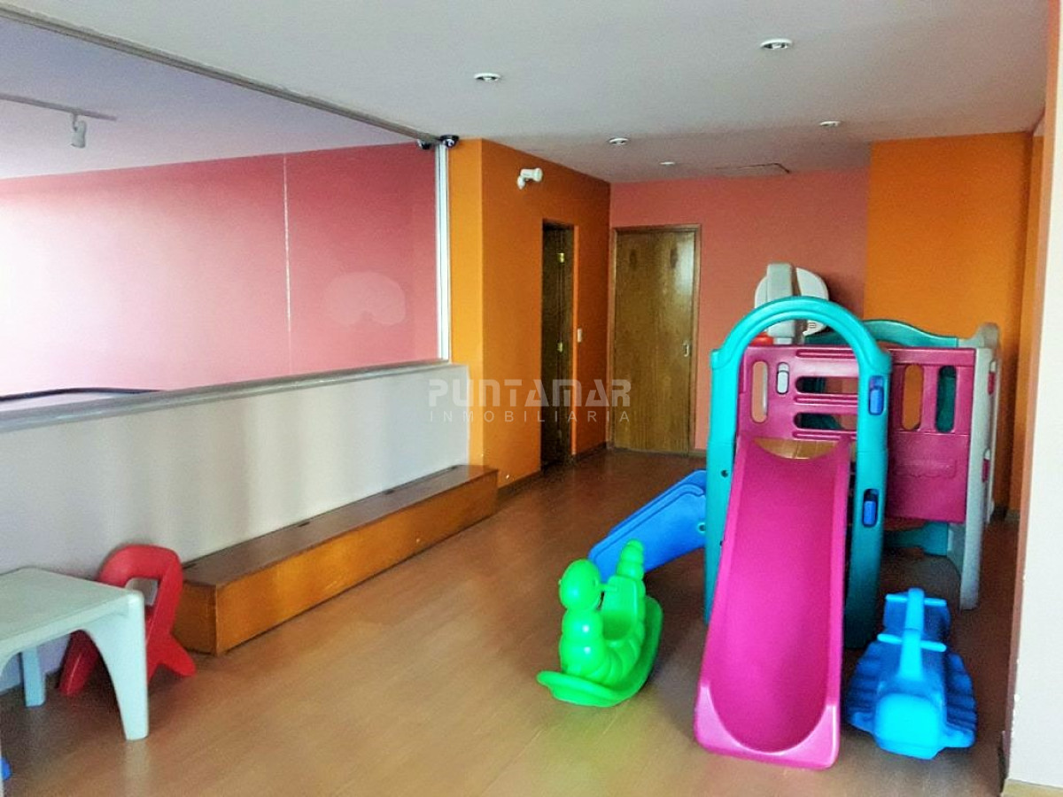 Apartamento ID.211838 - MUY LINDO APARTAMENTO , PISO ALTO CON VISTA LATERAL HACIA PLAYA BRAVA, LIVING COMEDOR CON ACCESO A TERRAZA AMPLIA Y LUMINOSA.