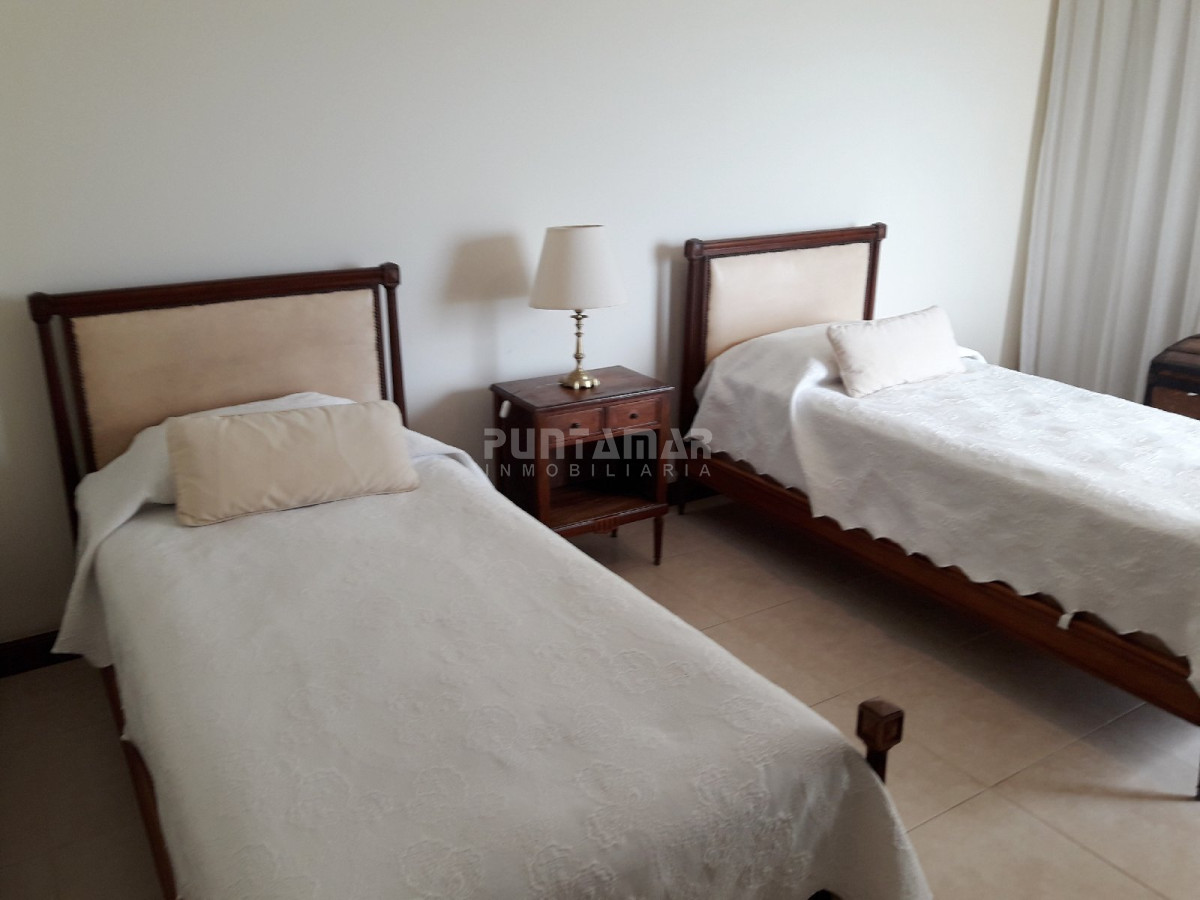 Apartamento ID.211699 - MUY LINDO APARTAMENTO FRENTE AL MAR, LIVING COMEDOR  AMPLIO CON  TERRAZA AL FRENTE Y PARRILLERO PROPIO.
