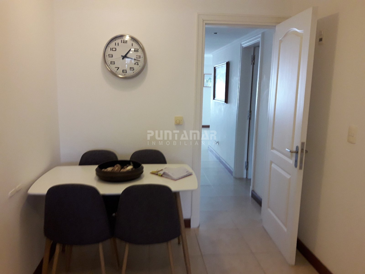Apartamento ID.211700 - DIVINO PENTHOUSE SOBRE LA PLAYA BRAVA FRENTE AL MAR, TERRAZA DE USO EXCLUSIVO CON UN LIVING COMEDOR AMPLIO Y PARRILLERO PROPIO