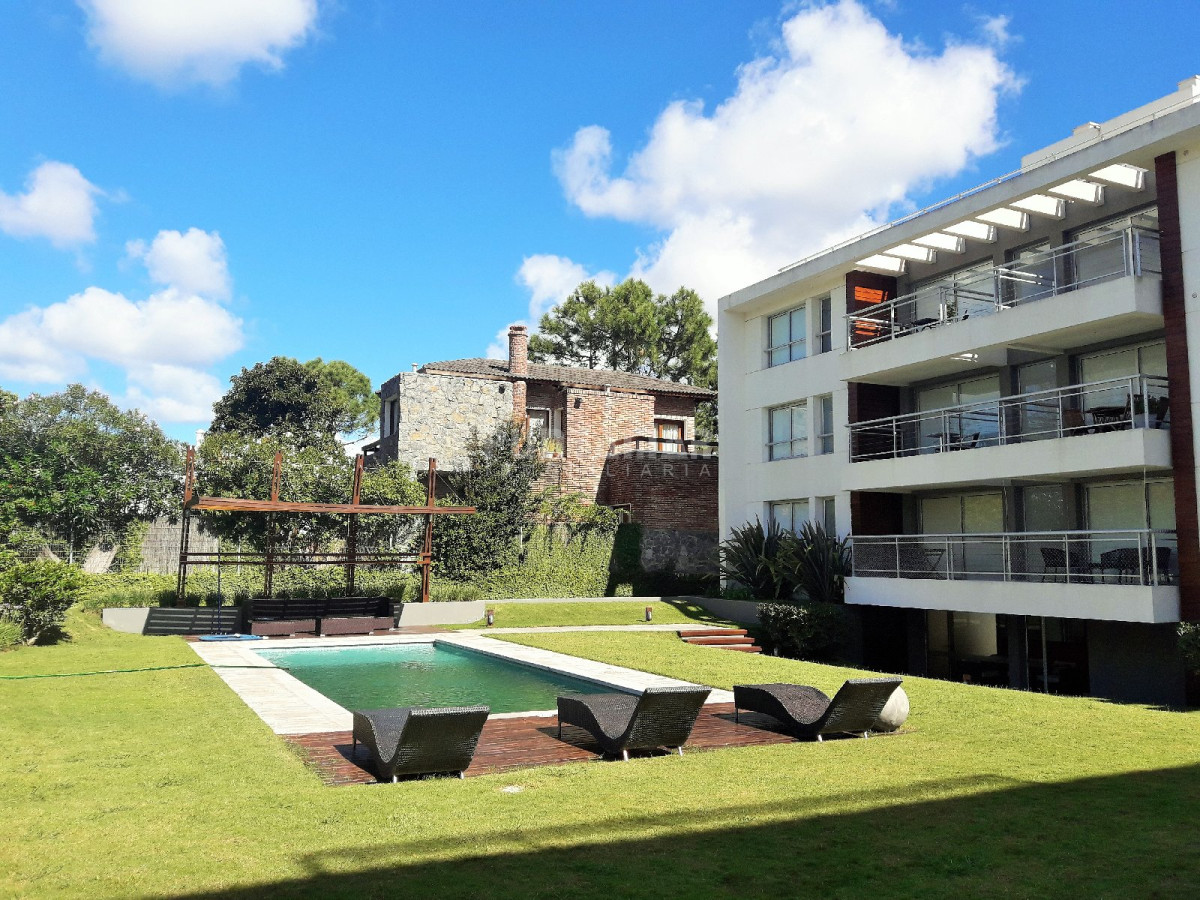 Apartamento ID.211758 - HERMOSO PENTHOUSE RECIEN REMODELADO DE DOS DORMITORIOS Y DOS BAÑOS, CON UNA AMPLIA TERRAZA CON PARRILLERO PROPIO.