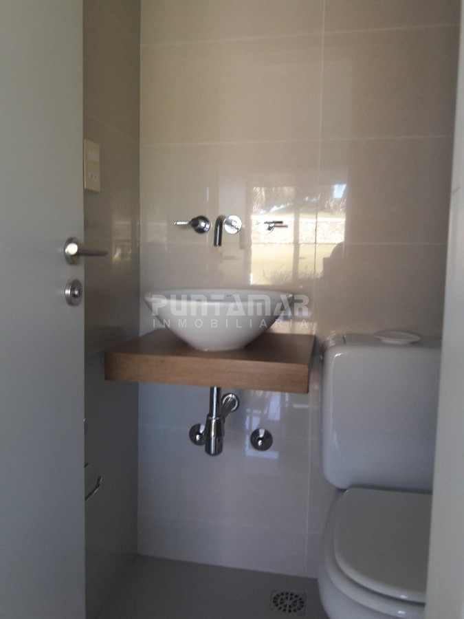 Apartamento ID.211707 - DUPLEX DE TRES DORMITORIOS, DOS TERRAZAS AMPLIAS , UNA DE ELLAS CON PARRILLERO PROPIO, UBICADO EN ZONA DE PLAYA BRAVA A METROS DEL MAR
