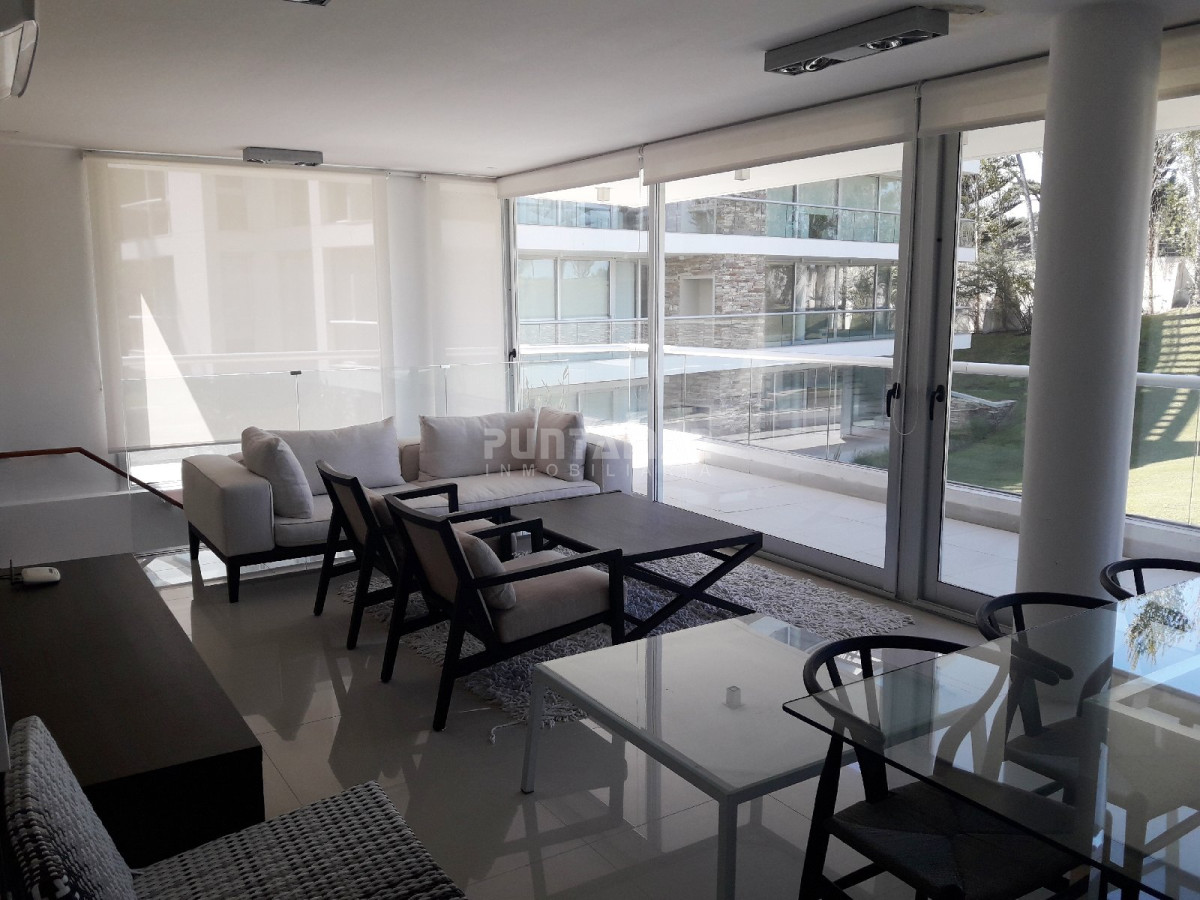 Apartamento ID.211707 - DUPLEX DE TRES DORMITORIOS, DOS TERRAZAS AMPLIAS , UNA DE ELLAS CON PARRILLERO PROPIO, UBICADO EN ZONA DE PLAYA BRAVA A METROS DEL MAR