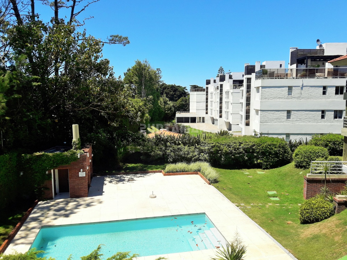 Apartamento ID.211898 - APARTAMENTO EN ALQUILER CERCA DE PLAYA BRAVA, DOS DORMITORIOS, TERRAZA COMODA CON PARRILLERO PROPIO, PISCINA DE USO COMUN , COCHERA Y PORTERIA.