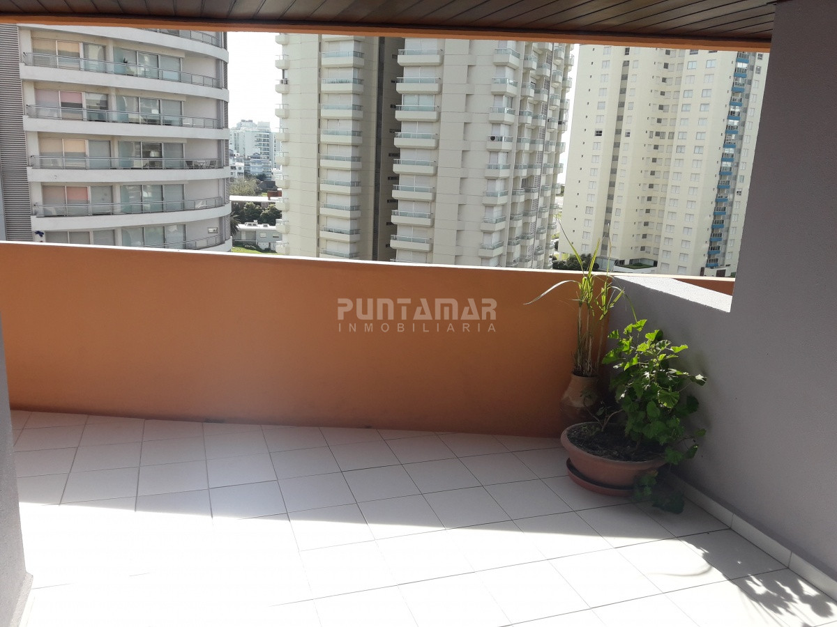 Apartamento ID.211838 - MUY LINDO APARTAMENTO , PISO ALTO CON VISTA LATERAL HACIA PLAYA BRAVA, LIVING COMEDOR CON ACCESO A TERRAZA AMPLIA Y LUMINOSA.