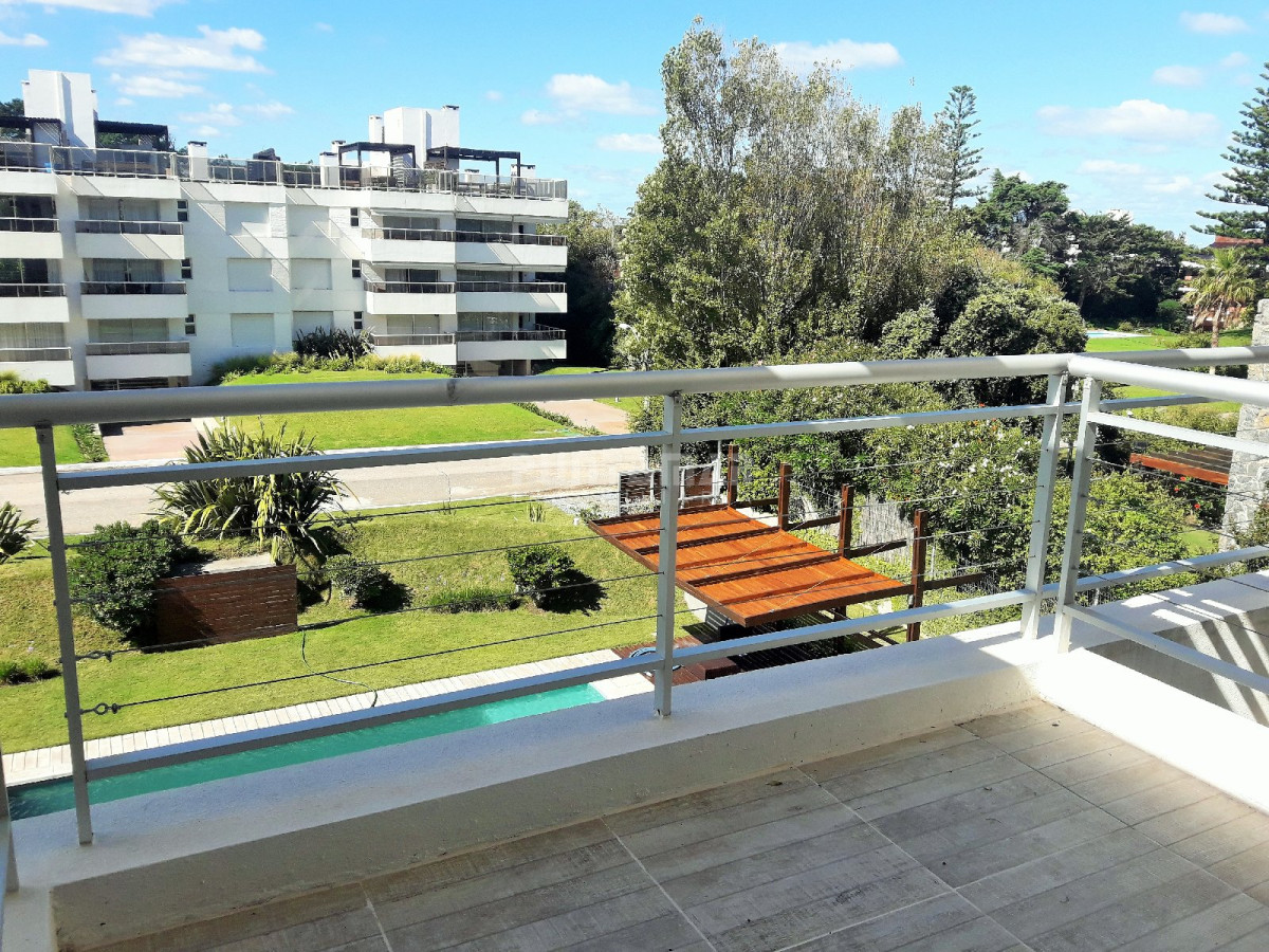 Apartamento ID.211758 - HERMOSO PENTHOUSE RECIEN REMODELADO DE DOS DORMITORIOS Y DOS BAÑOS, CON UNA AMPLIA TERRAZA CON PARRILLERO PROPIO.