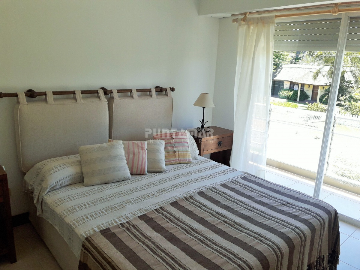 Apartamento ID.211898 - APARTAMENTO EN ALQUILER CERCA DE PLAYA BRAVA, DOS DORMITORIOS, TERRAZA COMODA CON PARRILLERO PROPIO, PISCINA DE USO COMUN , COCHERA Y PORTERIA.