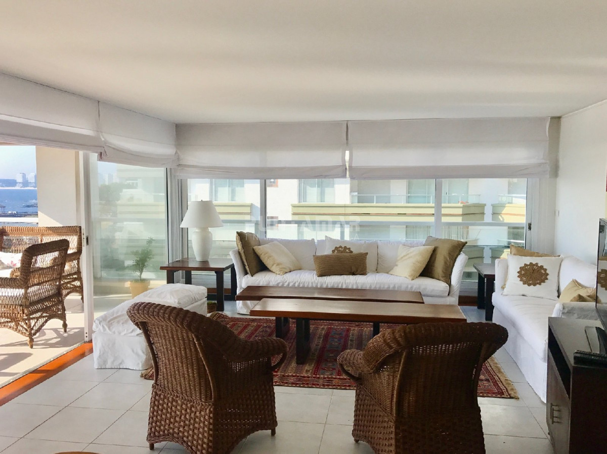 Apartamento ID.210198 - Muy bueno y amplio. Frente al puerto