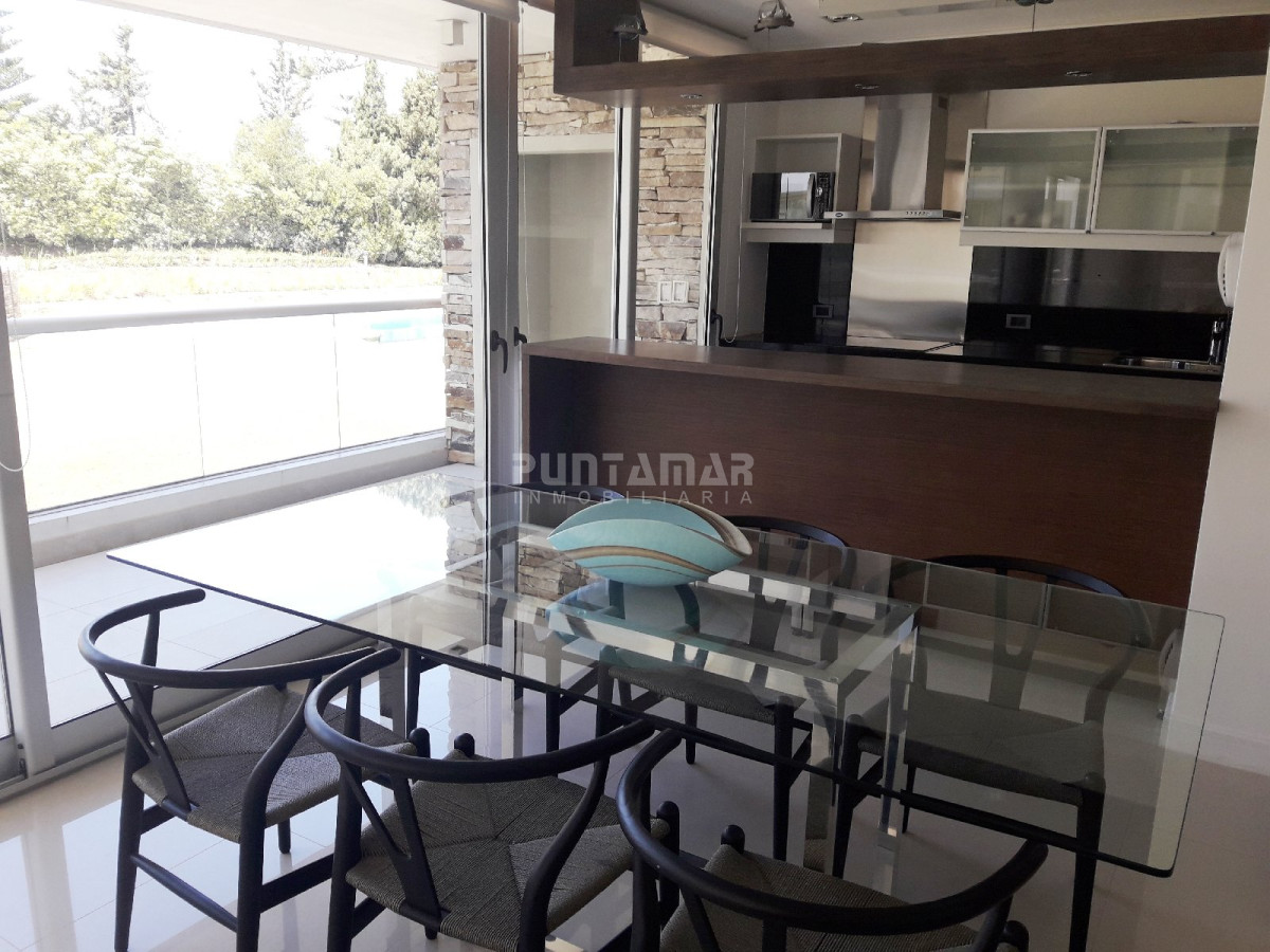 Apartamento ID.211707 - DUPLEX DE TRES DORMITORIOS, DOS TERRAZAS AMPLIAS , UNA DE ELLAS CON PARRILLERO PROPIO, UBICADO EN ZONA DE PLAYA BRAVA A METROS DEL MAR