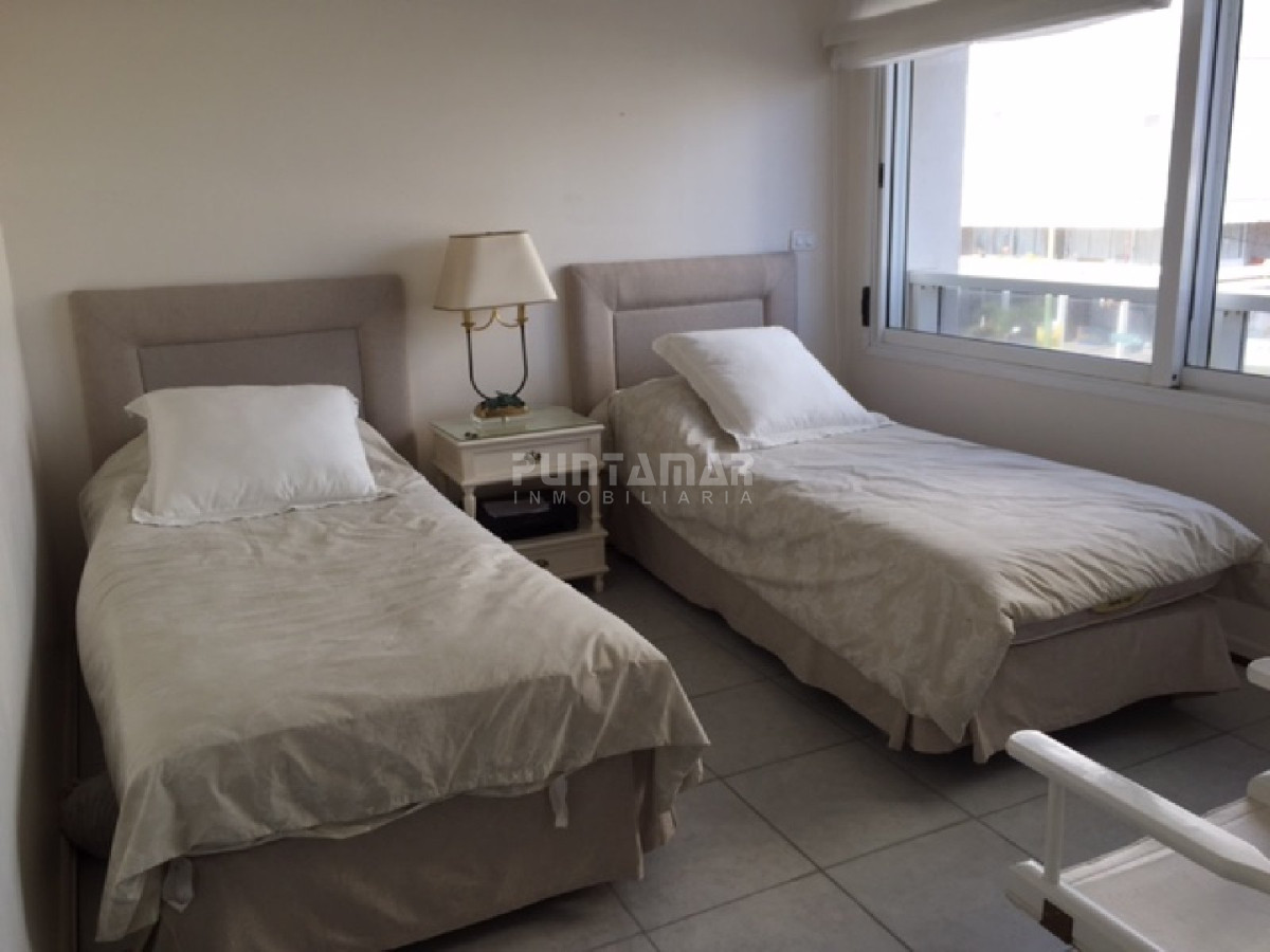 Apartamento ID.210198 - Muy bueno y amplio. Frente al puerto