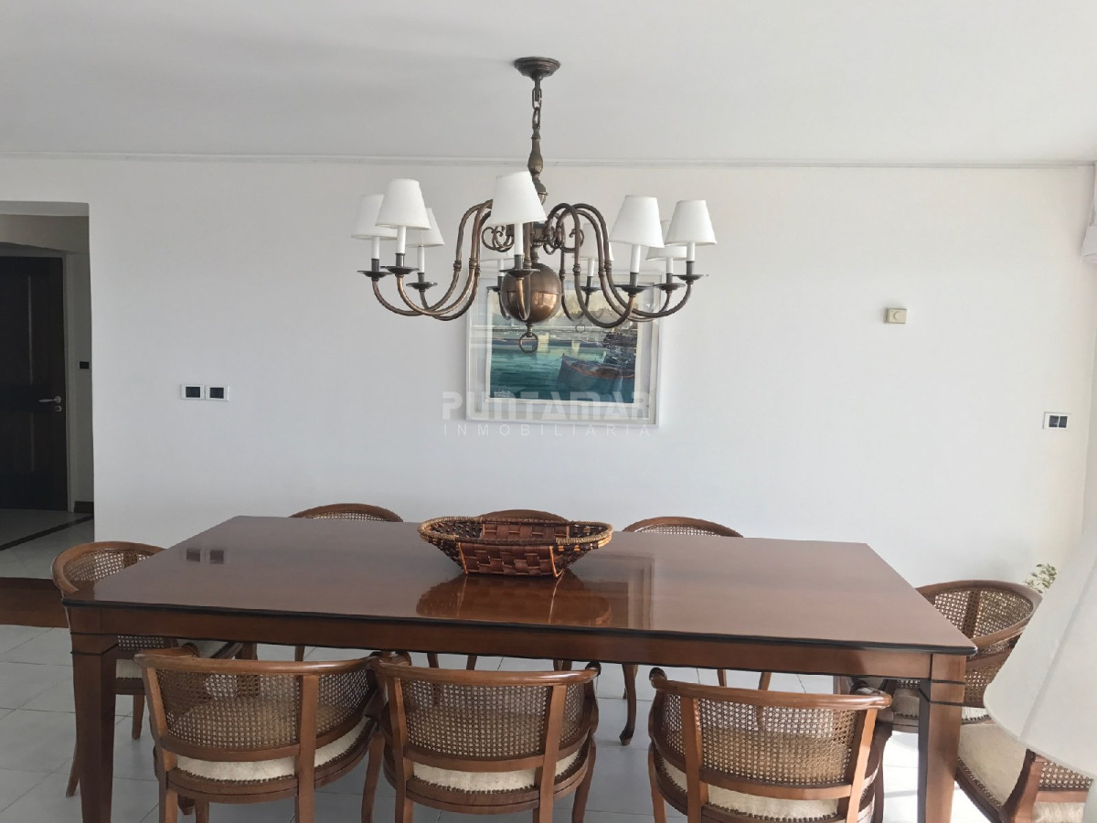Apartamento ID.210198 - Muy bueno y amplio. Frente al puerto