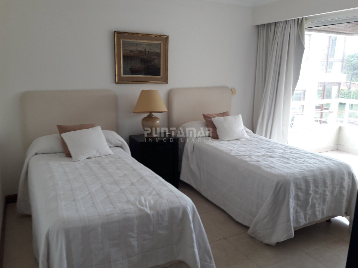 Apartamento ID.211700 - DIVINO PENTHOUSE SOBRE LA PLAYA BRAVA FRENTE AL MAR, TERRAZA DE USO EXCLUSIVO CON UN LIVING COMEDOR AMPLIO Y PARRILLERO PROPIO