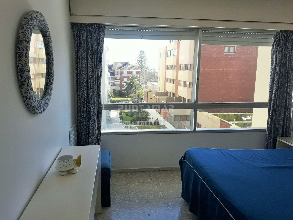 Apartamento ID.1409 - TORRE UBICADA EN PENÍNSULA, AMPLIO LIVING COMEDOR , SON TRES DORMITORIOS, DOS BAÑOS, COCINA Y GARAGE 