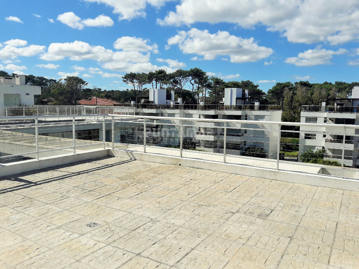 Apartamento ID.211758 - HERMOSO PENTHOUSE RECIEN REMODELADO DE DOS DORMITORIOS Y DOS BAÑOS, CON UNA AMPLIA TERRAZA CON PARRILLERO PROPIO.