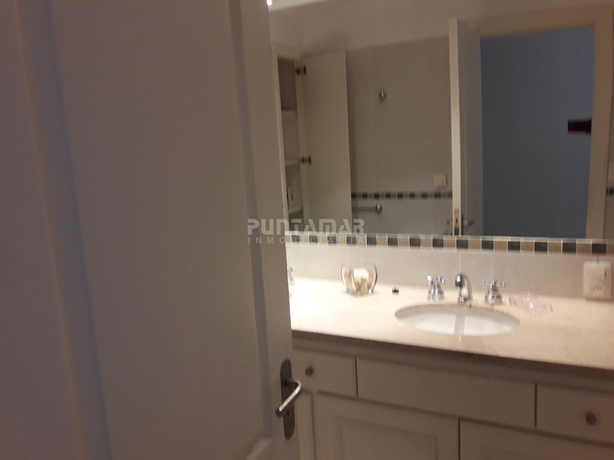 Apartamento ID.211700 - DIVINO PENTHOUSE SOBRE LA PLAYA BRAVA FRENTE AL MAR, TERRAZA DE USO EXCLUSIVO CON UN LIVING COMEDOR AMPLIO Y PARRILLERO PROPIO