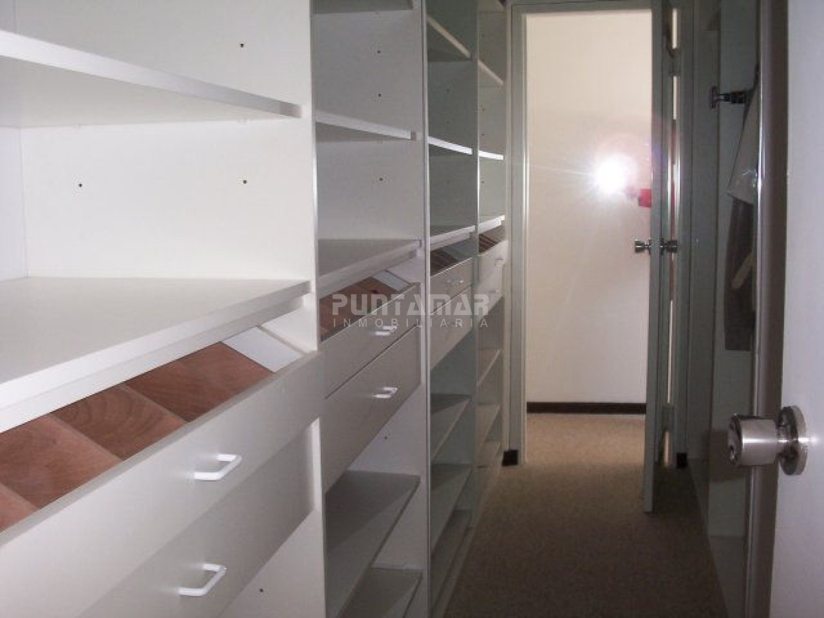 Apartamento ID.1032 - ALQUILER INVERNAL Y TEMPORADA DE VERANO, FRENTE AL PUERTO DE PUNTA DEL ESTE, CON HERMOSA VISTA AL MAR 