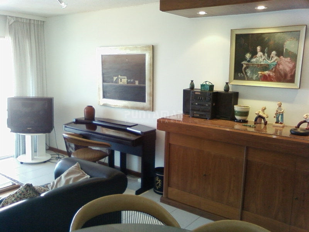 Apartamento ID.1290 - Departamento en alquiler en Peninsula, vista al mar, playa brava