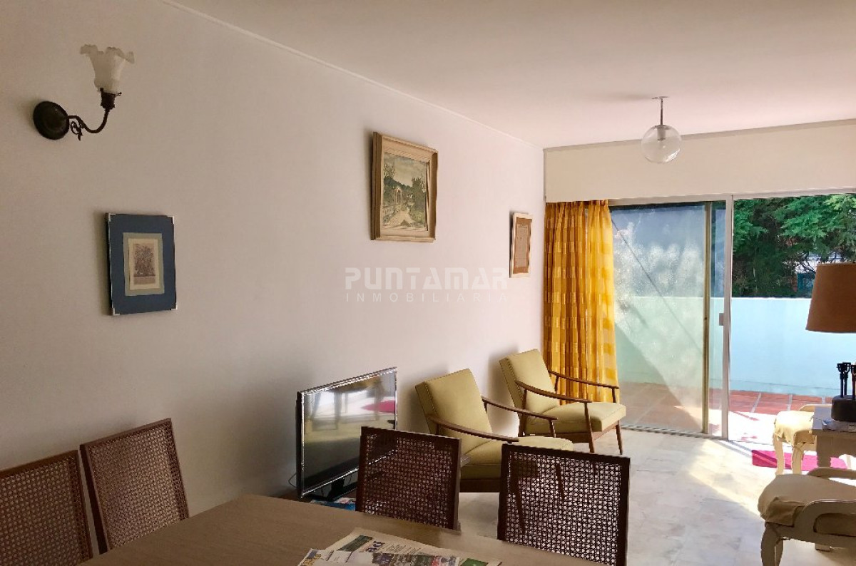Apartamento ID.1523 - APARTAMENTO UBICADO EN PENÍNSULA  A PASOS DE GORLERO Y PLAYA, UN DORMITORIO Y MEDIO, PATIO CERRADO Y GARAGE.