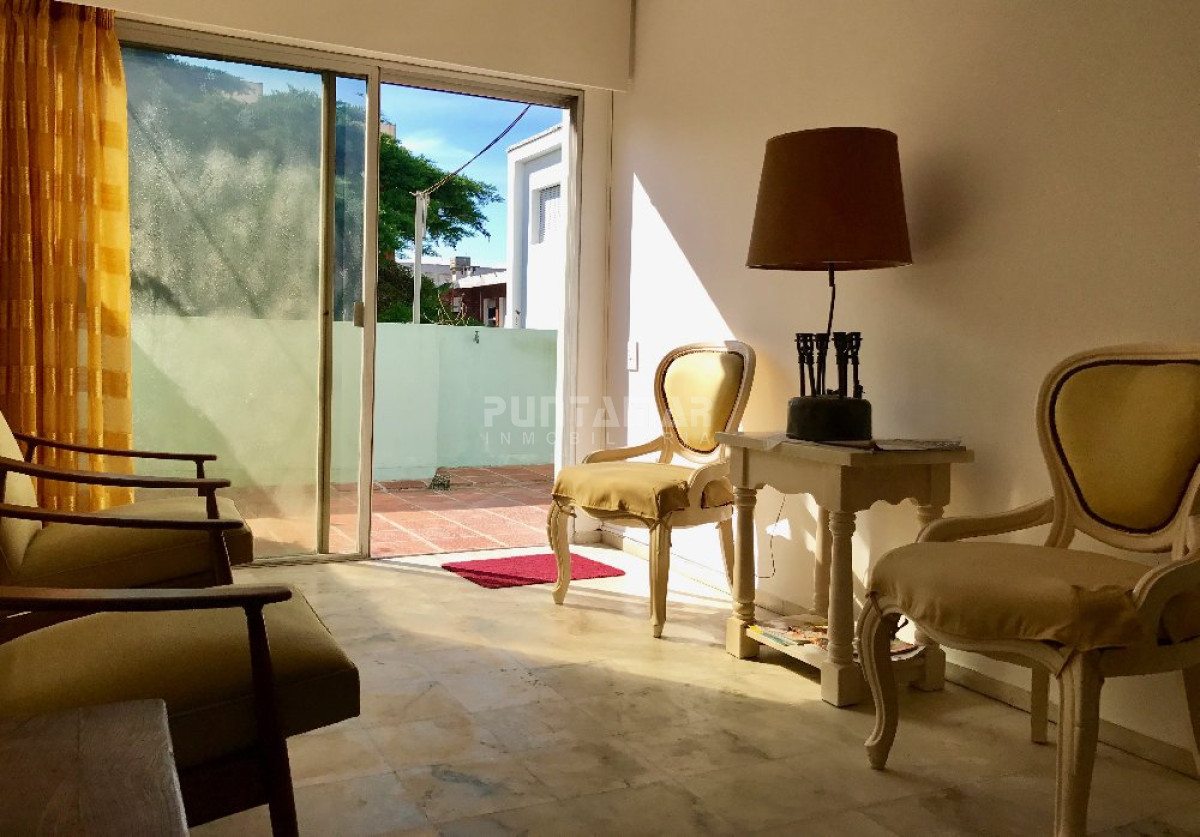 Apartamento ID.1523 - APARTAMENTO UBICADO EN PENÍNSULA  A PASOS DE GORLERO Y PLAYA, UN DORMITORIO Y MEDIO, PATIO CERRADO Y GARAGE.