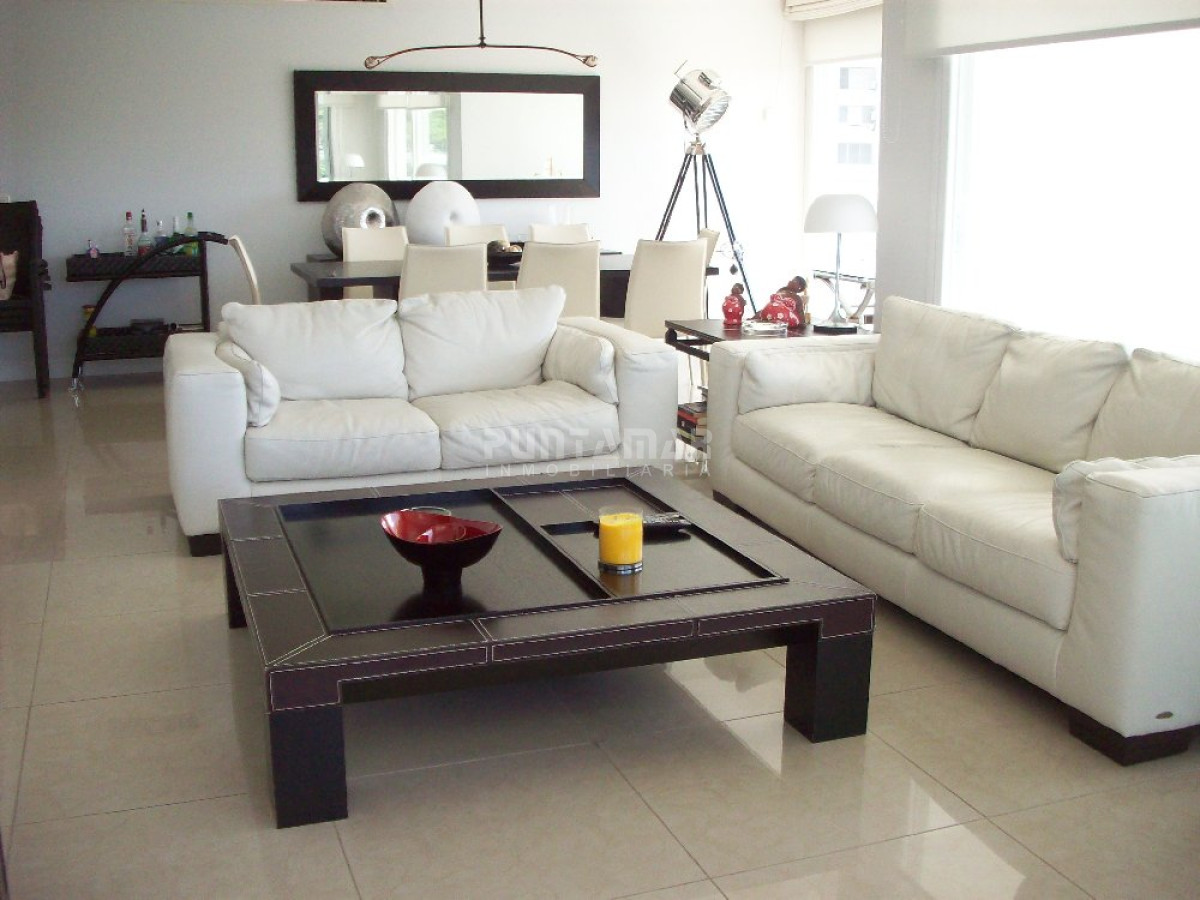 Apartamento ID.210135 - HERMOSO Y AMPLIO APARTAMENTO CON TERRAZA, VISTA HACIA EL BOSQUE Y MAR, EN UNA EXCELENTE TORRE DE CATEGORIA UBICADO EN PLAYA MANSA