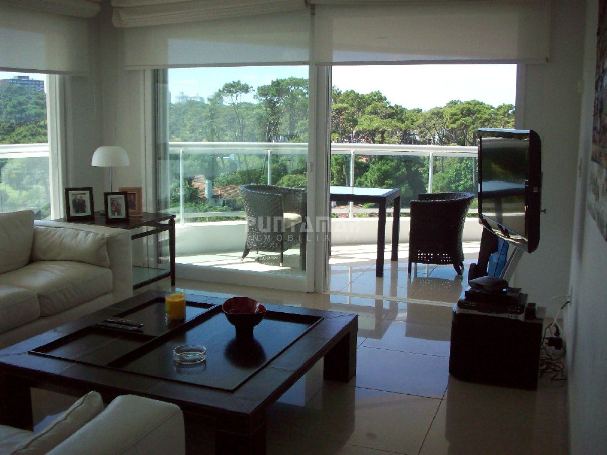 Apartamento ID.210135 - HERMOSO Y AMPLIO APARTAMENTO CON TERRAZA, VISTA HACIA EL BOSQUE Y MAR, EN UNA EXCELENTE TORRE DE CATEGORIA UBICADO EN PLAYA MANSA