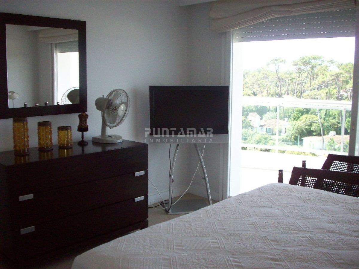 Apartamento ID.210135 - HERMOSO Y AMPLIO APARTAMENTO CON TERRAZA, VISTA HACIA EL BOSQUE Y MAR, EN UNA EXCELENTE TORRE DE CATEGORIA UBICADO EN PLAYA MANSA