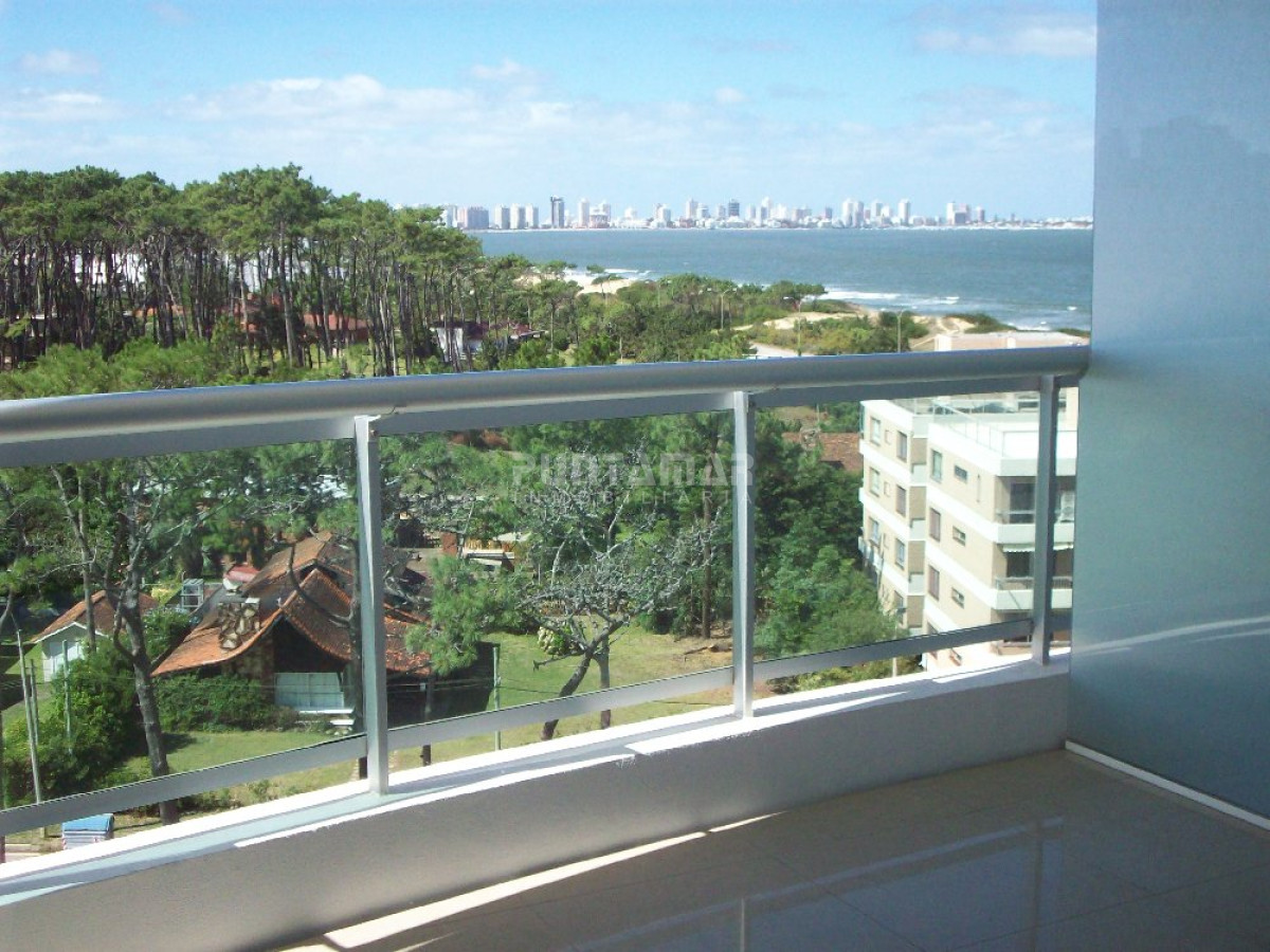 Apartamento ID.210135 - HERMOSO Y AMPLIO APARTAMENTO CON TERRAZA, VISTA HACIA EL BOSQUE Y MAR, EN UNA EXCELENTE TORRE DE CATEGORIA UBICADO EN PLAYA MANSA