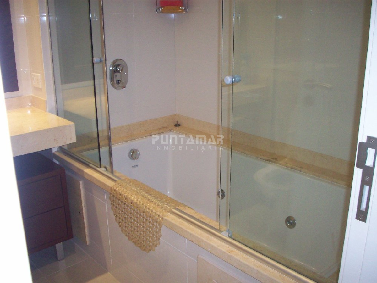 Apartamento ID.210135 - HERMOSO Y AMPLIO APARTAMENTO CON TERRAZA, VISTA HACIA EL BOSQUE Y MAR, EN UNA EXCELENTE TORRE DE CATEGORIA UBICADO EN PLAYA MANSA