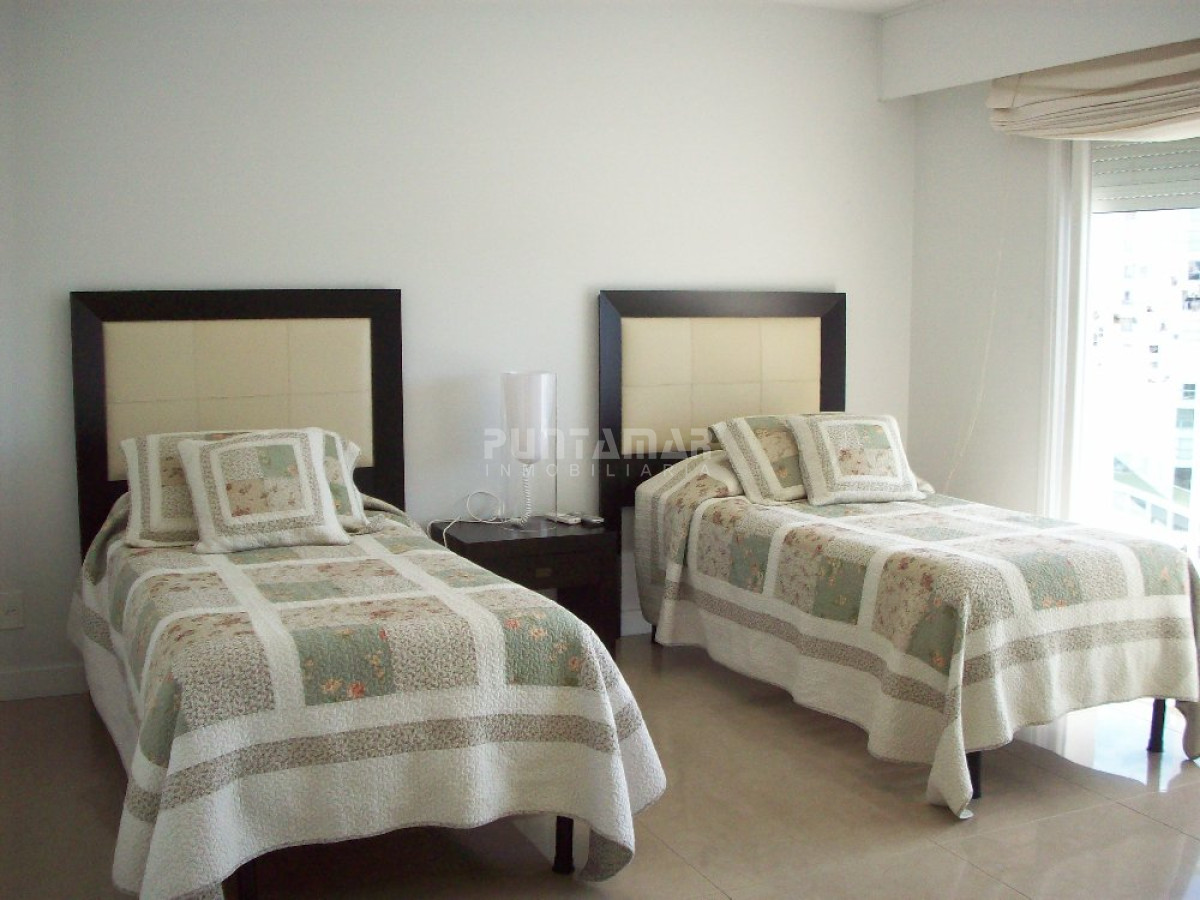Apartamento ID.210135 - HERMOSO Y AMPLIO APARTAMENTO CON TERRAZA, VISTA HACIA EL BOSQUE Y MAR, EN UNA EXCELENTE TORRE DE CATEGORIA UBICADO EN PLAYA MANSA
