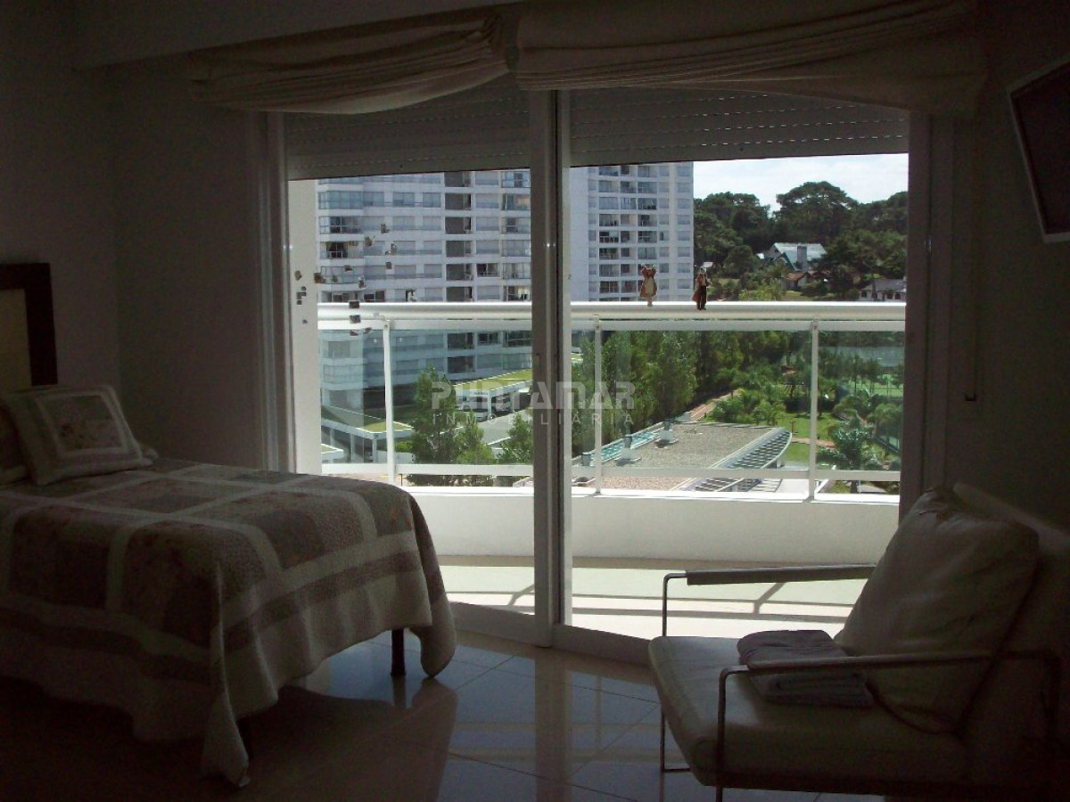 Apartamento ID.210135 - HERMOSO Y AMPLIO APARTAMENTO CON TERRAZA, VISTA HACIA EL BOSQUE Y MAR, EN UNA EXCELENTE TORRE DE CATEGORIA UBICADO EN PLAYA MANSA