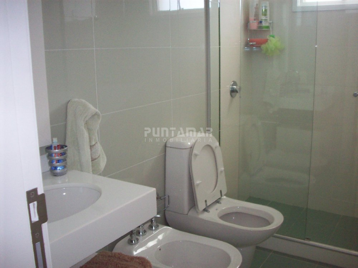 Apartamento ID.210135 - HERMOSO Y AMPLIO APARTAMENTO CON TERRAZA, VISTA HACIA EL BOSQUE Y MAR, EN UNA EXCELENTE TORRE DE CATEGORIA UBICADO EN PLAYA MANSA