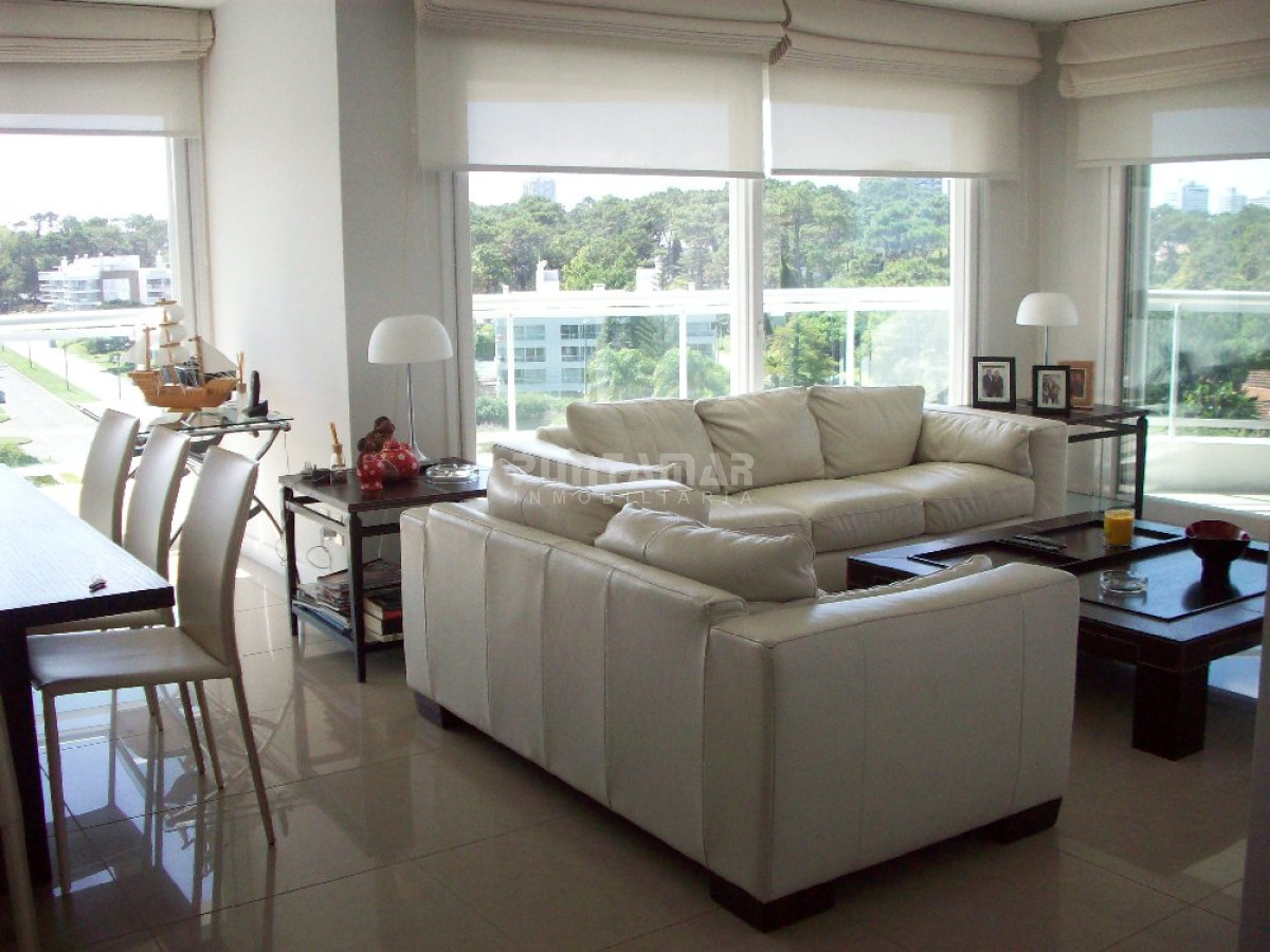 Apartamento ID.210135 - HERMOSO Y AMPLIO APARTAMENTO CON TERRAZA, VISTA HACIA EL BOSQUE Y MAR, EN UNA EXCELENTE TORRE DE CATEGORIA UBICADO EN PLAYA MANSA