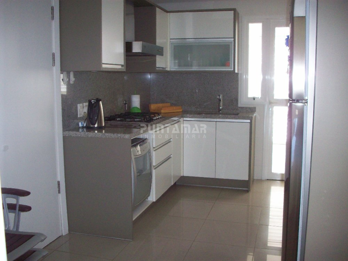 Apartamento ID.210135 - HERMOSO Y AMPLIO APARTAMENTO CON TERRAZA, VISTA HACIA EL BOSQUE Y MAR, EN UNA EXCELENTE TORRE DE CATEGORIA UBICADO EN PLAYA MANSA
