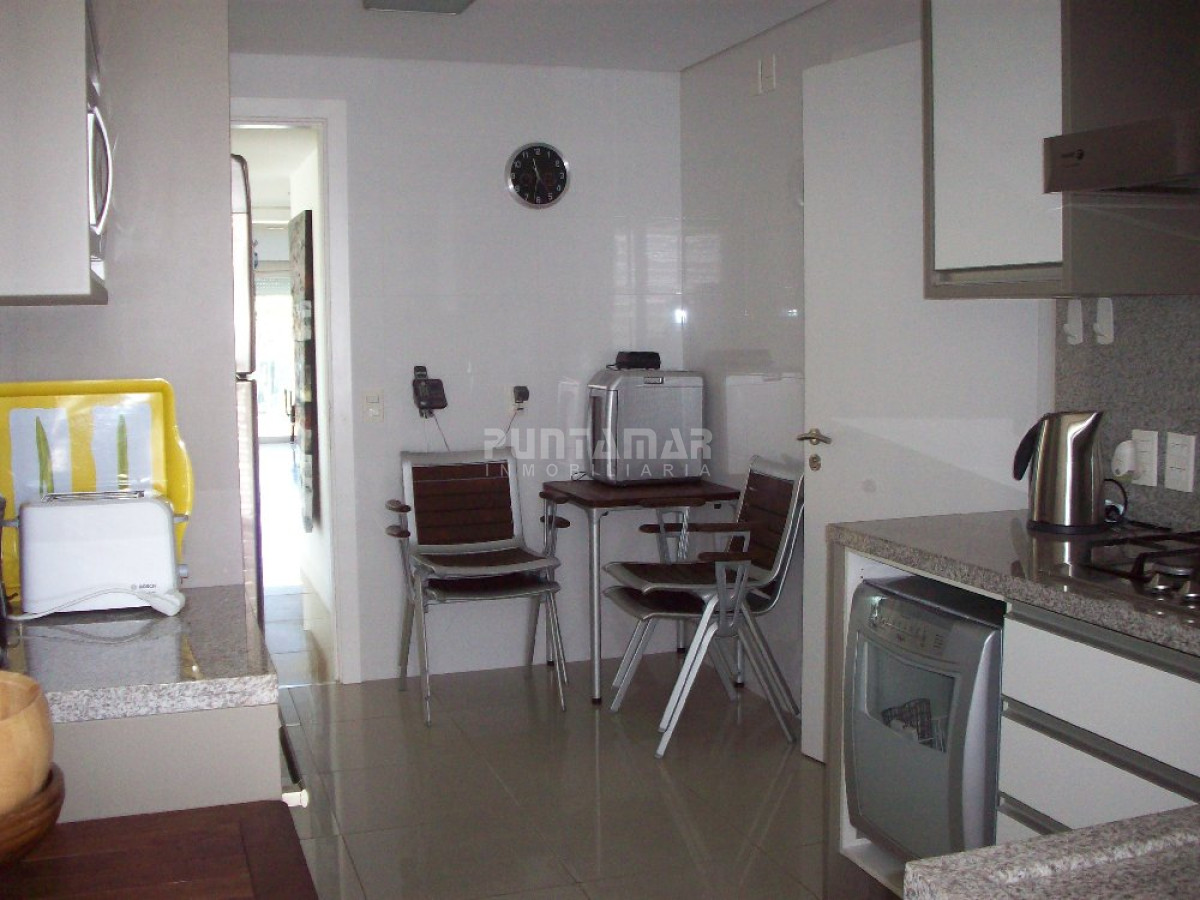 Apartamento ID.210135 - HERMOSO Y AMPLIO APARTAMENTO CON TERRAZA, VISTA HACIA EL BOSQUE Y MAR, EN UNA EXCELENTE TORRE DE CATEGORIA UBICADO EN PLAYA MANSA