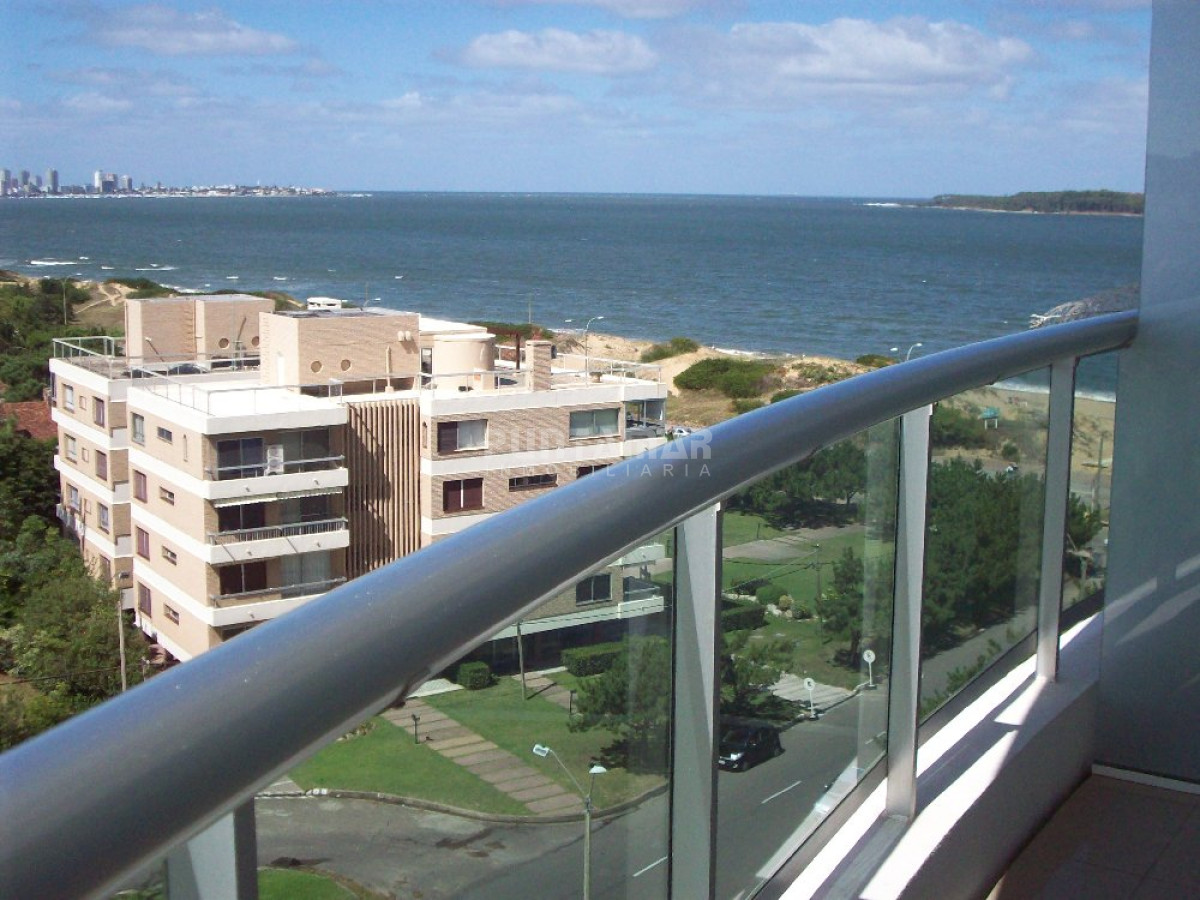 Apartamento ID.210135 - HERMOSO Y AMPLIO APARTAMENTO CON TERRAZA, VISTA HACIA EL BOSQUE Y MAR, EN UNA EXCELENTE TORRE DE CATEGORIA UBICADO EN PLAYA MANSA