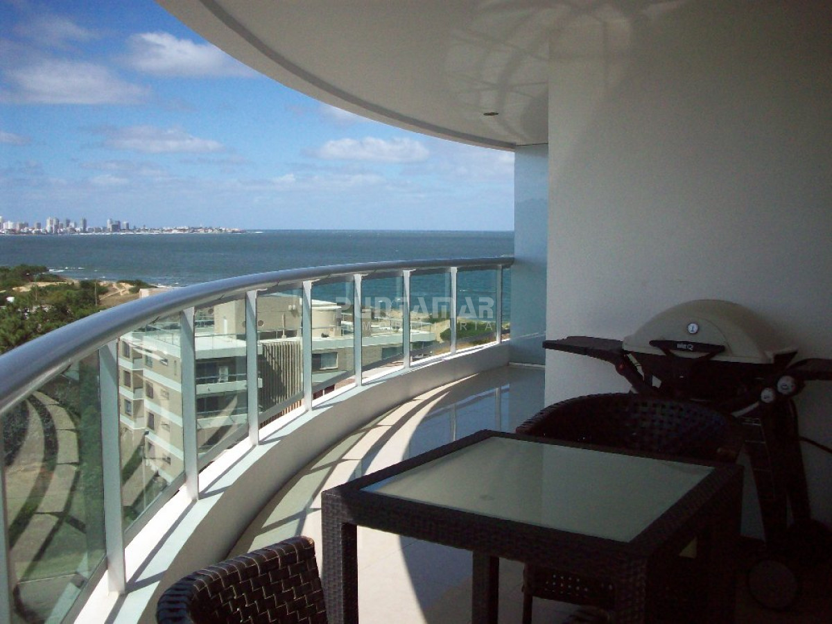 Apartamento ID.210135 - HERMOSO Y AMPLIO APARTAMENTO CON TERRAZA, VISTA HACIA EL BOSQUE Y MAR, EN UNA EXCELENTE TORRE DE CATEGORIA UBICADO EN PLAYA MANSA