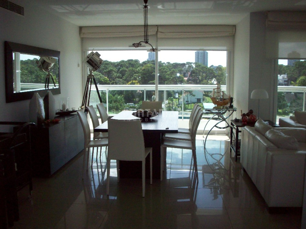 Apartamento ID.210135 - HERMOSO Y AMPLIO APARTAMENTO CON TERRAZA, VISTA HACIA EL BOSQUE Y MAR, EN UNA EXCELENTE TORRE DE CATEGORIA UBICADO EN PLAYA MANSA