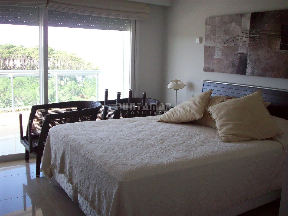 Apartamento ID.210135 - HERMOSO Y AMPLIO APARTAMENTO CON TERRAZA, VISTA HACIA EL BOSQUE Y MAR, EN UNA EXCELENTE TORRE DE CATEGORIA UBICADO EN PLAYA MANSA