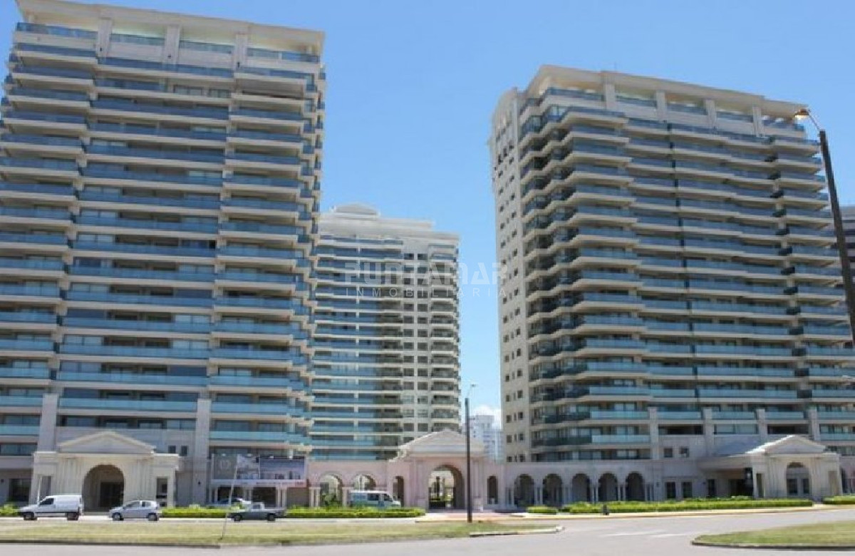 Apartamento ID.210213 - IMPORTANTE DEPARTAMENTO DE 3 DORMITORIOS EN SUITE CON VISTA AL MAR EN EDIFICIO DE GRAN CATEGORIA 