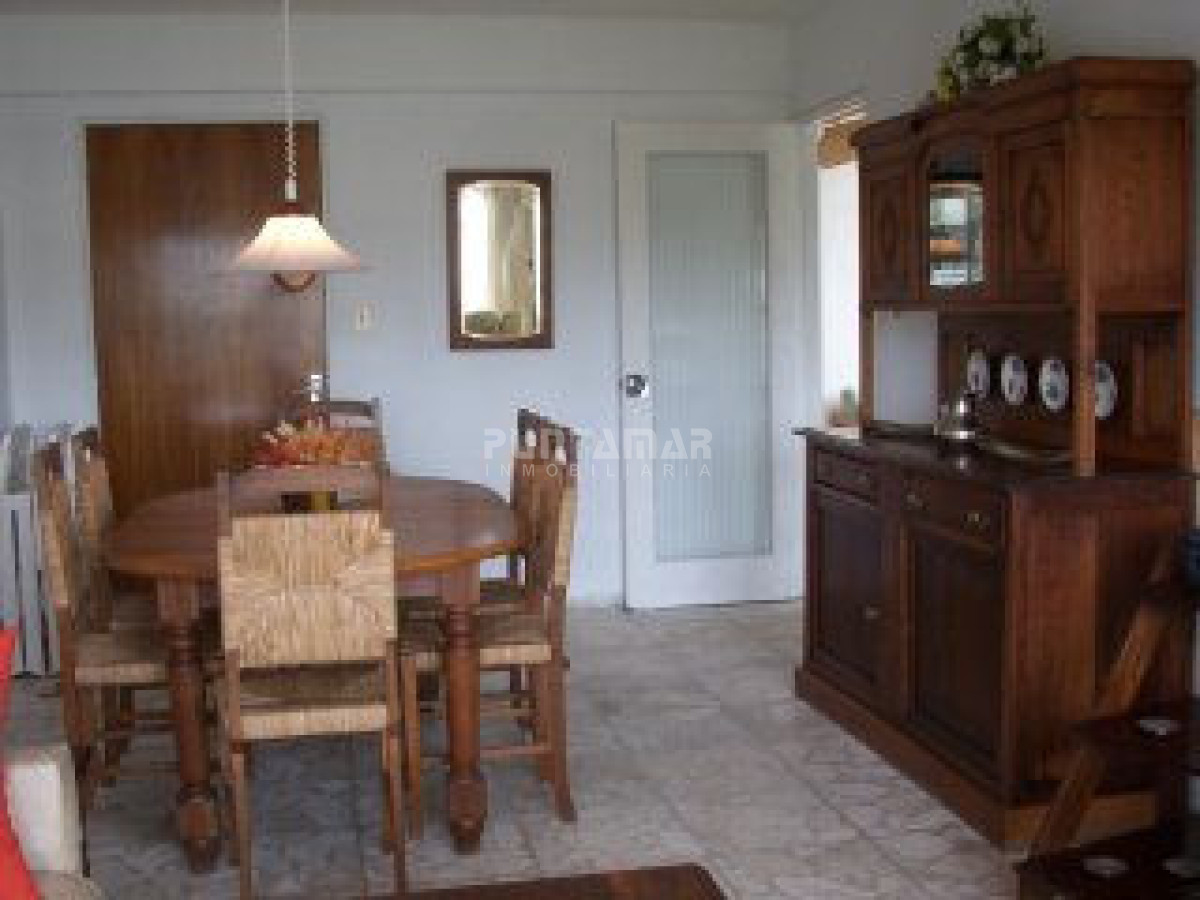 Apartamento ID.3001 - APARTAMENTO EN ALQUILER , CERCA DE PLAYAS Y SHOPPING , DOS DORMITORIOS Y MEDIO , TERRAZA Y COCHERA.